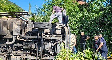 Freni boşalan kamyonun devrildiği kaza kamerada