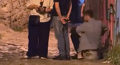 Galata'da 'fırça düşürme' bahanesiyle dolandırmaya çalıştığı kadını Rus turistler kurtardı; şüpheli yakalandı