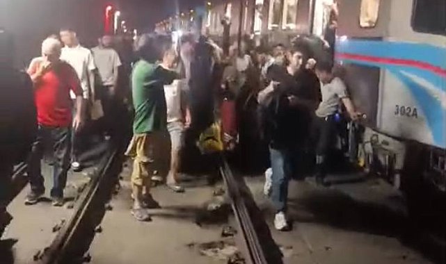 Gaziosmanpaşa'da trafoda çıkan yangın nedeniyle tramvay seferleri durdu