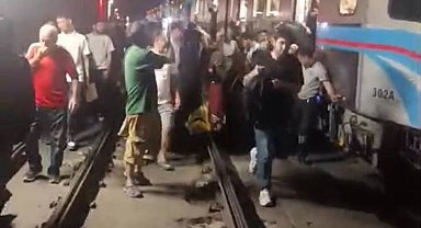 Gaziosmanpaşa'da trafoda çıkan yangın nedeniyle tramvay seferleri durdu