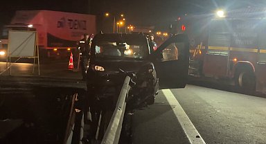 Hafif ticari araç, bariyere saplandı: 1 ölü, 3 ağır yaralı