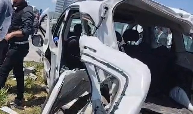 Hafif ticari araç ile kamyonet kafa kafaya çarpıştı; 4 ölü, 2 yaralı