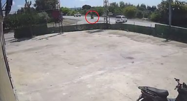 Hafif ticari araç ile motosiklet çarpıştı; 2 yaralı, kaza kamerada