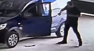 Hafif ticari araca giren yılan paniğe neden oldu; o anlar kamerada