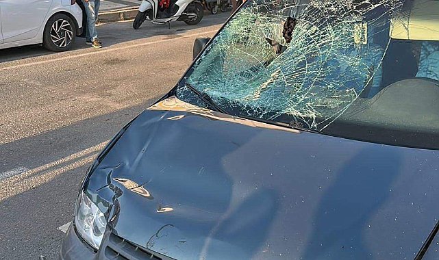 Hafif ticari aracın elektrikli bisiklete çarptığı kaza kamerada; 1 ölü