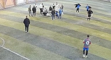 Halı sahada dili boğazına kaçan oyuncuya müdahale kamerada