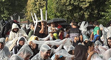 Hatay'da milli maç heyecanı; Antakya'da yağmura rağmen dev ekrandan takip ettiler