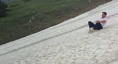 Haziran ayında zirvede poşetlerle karda kaydılar