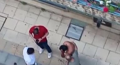 Husumetlilerine benzettiği 2 kişiyi bıçakladı; yoldan geçenler müdahale etti