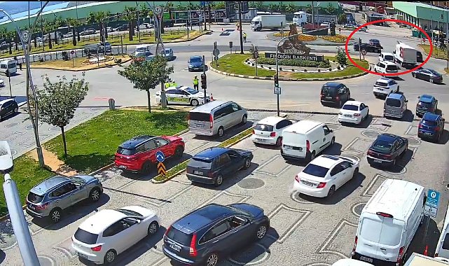 İki otomobilin çarpıştığı kaza kamerada; 4 yaralı