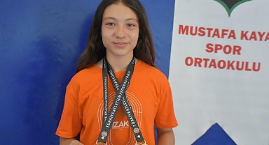 İki saliseyle kaçırdığı şampiyonluğu, bu kez çifte altın madalyayla taçlandırdı