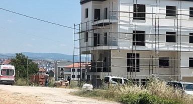 İnşaat iskelesinden düşen sıva ustası ağır yaralandı
