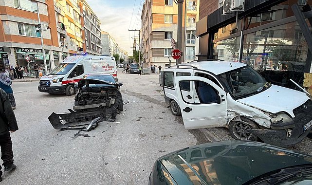 İş yeri duvarına çarpan hafif ticari araçtaki 2 kişi yaralandı