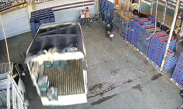 İş yerinin önünde otururken kamyonet çarptı; kaza kamerada