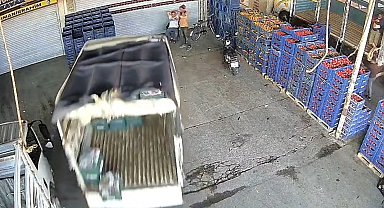 İş yerinin önünde otururken kamyonet çarptı; kaza kamerada