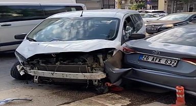 İşçi servisi minibüsüyle hafif ticari araç çarpıştı; 9 yaralı