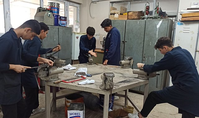 İskenderun Endüstri Meslek Lisesi'nde öğrenciler son teknoloji ile üretim yapıyor