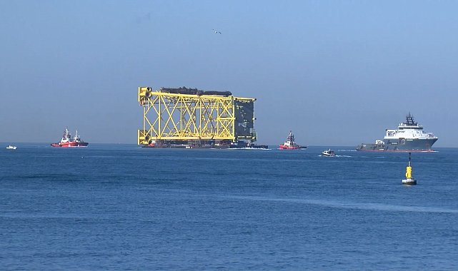 İstanbul Boğazı'ndan 350 metrelik sondaj platform iskelesi geçiş yapıyor Ek görüntü