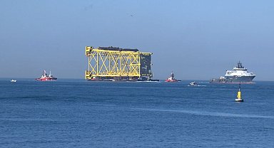 İstanbul Boğazı'ndan 350 metrelik sondaj platform iskelesi geçiş yapıyor Ek görüntü