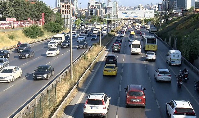 İstanbul'da haftanın ilk iş gününde trafik yoğunluğu yüzde 63 olarak ölçüldü