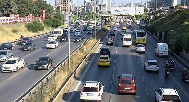 İstanbul'da haftanın ilk iş gününde trafik yoğunluğu yüzde 63 olarak ölçüldü