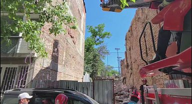 Kadıköy'de yıkımı yapılan binada kısmi çökme; mahsur kalan işçiler kurtarıldı -2
