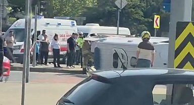 Kağıthane'de ambulans devrildi; 4 yaralı Ek görüntü