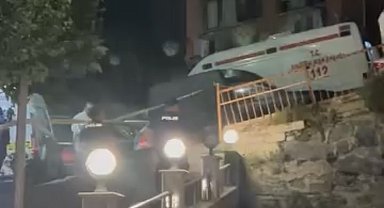 Kağıthane'de demir korkuluklara kabloyla asılı erkek cesedi bulundu