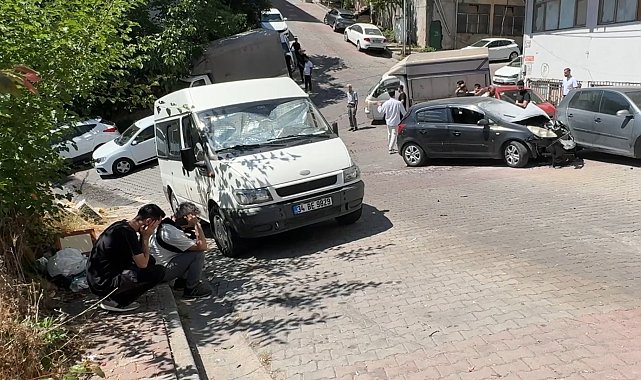 Kağıthane'de park halindeki otomobil yokuştan kayarak 3 araca çarptı; sahibi kaldırımda izledi