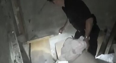 Kağıthane'de uyuşturucu deposuna çevrilen aile binasına baskın: 'Peçeteye sarıp yutuyoruz'