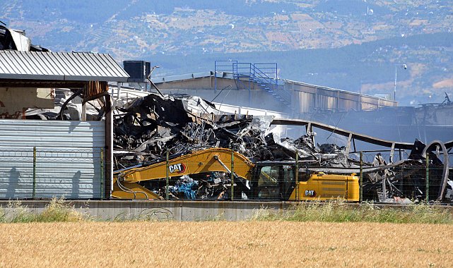 Kahramanmaraş'ta yanan fabrikadaki hasar, gün ağarınca ortaya çıktı