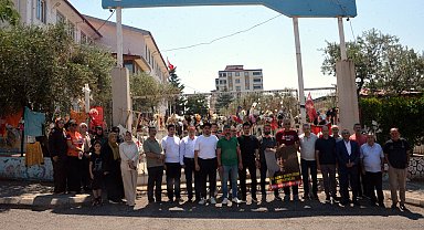 Kahramanmaraş'taki saldırıda hayatını kaybedenlerin aileleri, okul önünde bir araya geldi
