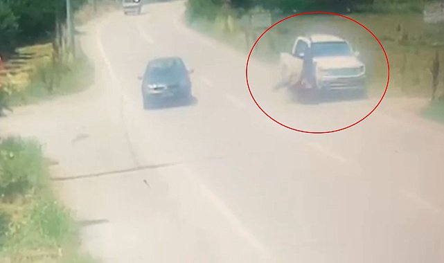 Kamyonetin çarptığı motosikletin sürücüsü ağır yaralandı; kaza kamerada