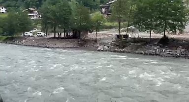 Kayıp gencin cansız bedenini dereden çıkaran AFAD ekibinin botu akıntıya kapıldı; 1 personel öldü, 3 personel kurtarıldı