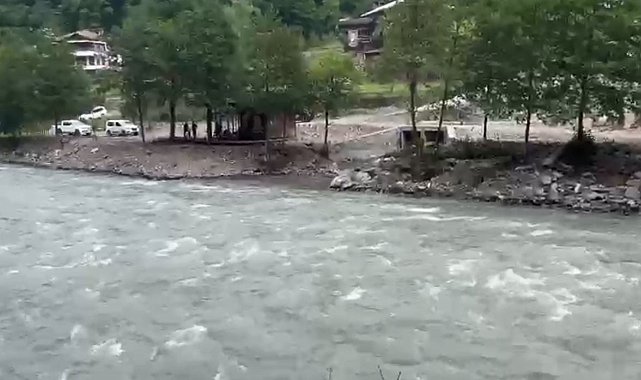 Kayıp gencin cansız bedenini dereden çıkaran AFAD ekibinin botu akıntıya kapıldı; 1 personel öldü, 4 personel kurtarıldı - YENİDEN