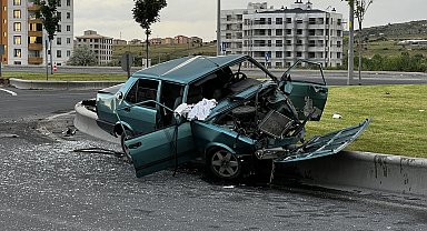 Kayseri'de otomobil refüje çarptı: 4 yaralı