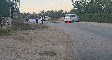 Kaza yapan sürücüye yardıma giderken elektrik akımına kapılıp, öldü