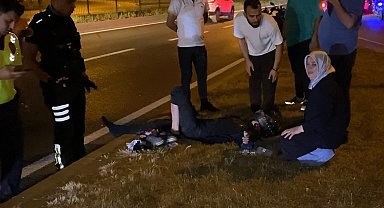 Kaza yerine gelen anne, yaralı oğlunun elini tutarak moral verdi