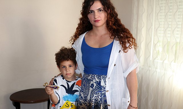 Kekin içindeki nem tutucu maddeyi çikolata sosu zannedip yiyince zehirlendi