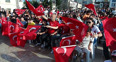 Kilis'te vatandaşlar milli takım maçını sokaktan takip etti