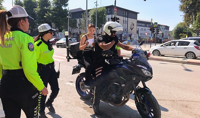 Kimliğini evde unutan adayı, motosikletli trafik polisi yetiştirdi