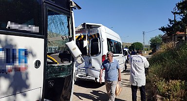 Kırşehir'de işçi servis midibüsü, minibüse çarptı: 1'i ağır 17 yaralı