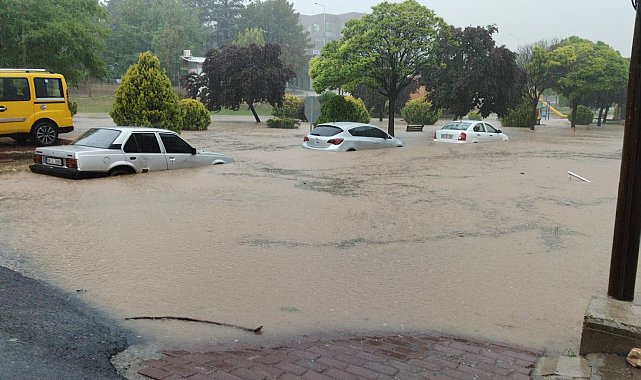 Kırşehir'de sağanak; 15 araç selde mahsur kaldı, 20 iş yerini su bastı