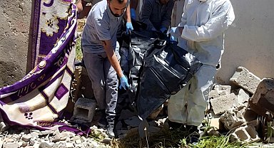 Kokudan rahatsız olan komşuların ihbarıyla cansız bedeni bulundu