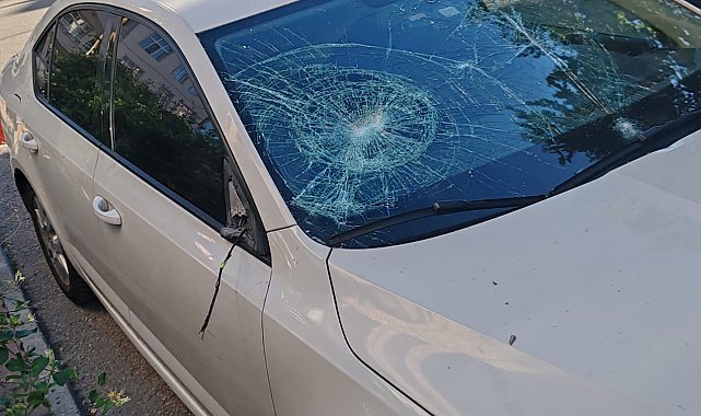 Komşusunun otomobiline tuğlayla zarar verdi, olay araç kamerasına yansıdı