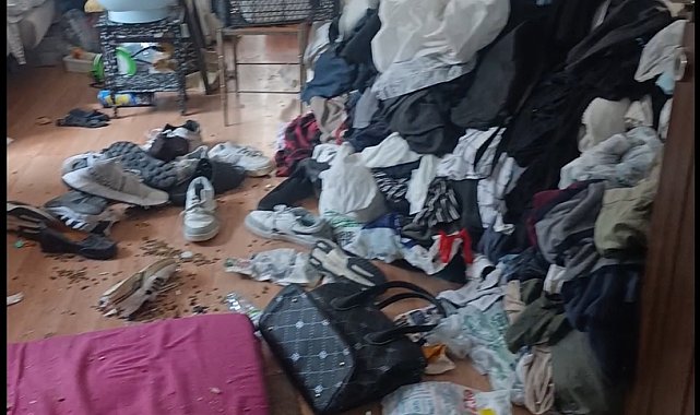 Kötü koku sonrası girilen evden 1 ton atık çıkarıldı