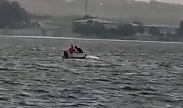 Küçükçekmece Gölü'nde alabora olan kayık battı; mahsur kalanlar kurtarıldı
