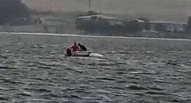 Küçükçekmece Gölü'nde alabora olan kayık battı; mahsur kalanlar kurtarıldı