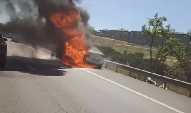 Küçükçekmece TEM Otoyolu'nda otomobil alev alev yandı; yol trafiğe kapatıldı