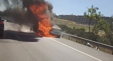 Küçükçekmece TEM Otoyolu'nda otomobil alev alev yandı; yol trafiğe kapatıldı